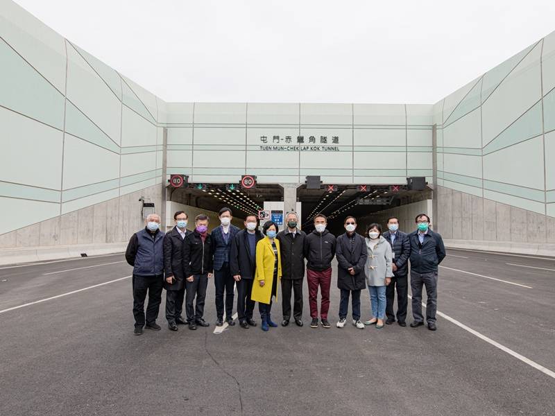 屯門赤鱲角連接路通車在即 多名議員視察行車隧道 | 政事