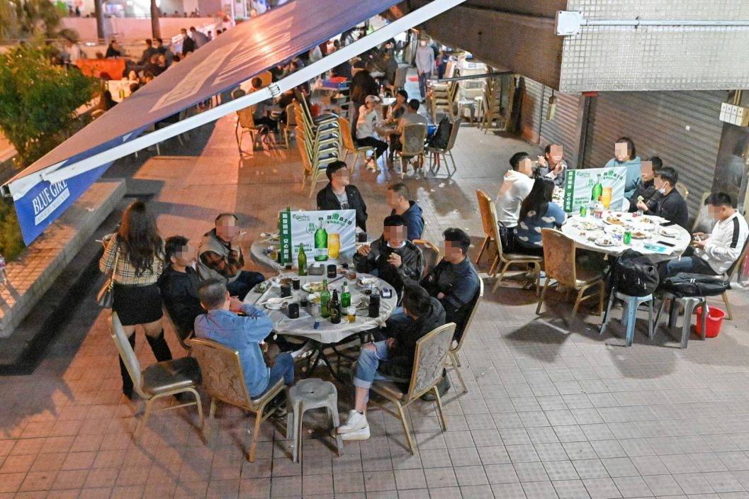 晚市大排檔食客違例6人一枱邊吸煙 部分市民寧手寫資料
