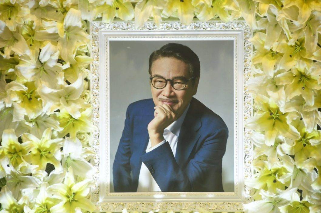 【吳孟達設靈】兒子哀傷抵靈堂  周星馳花牌放家屬旁