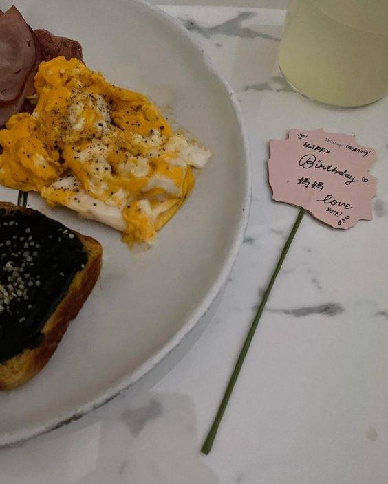 囡囡陳康堤炮製愛心早餐 徐濠縈47歲生日狂歎美食打晒卡