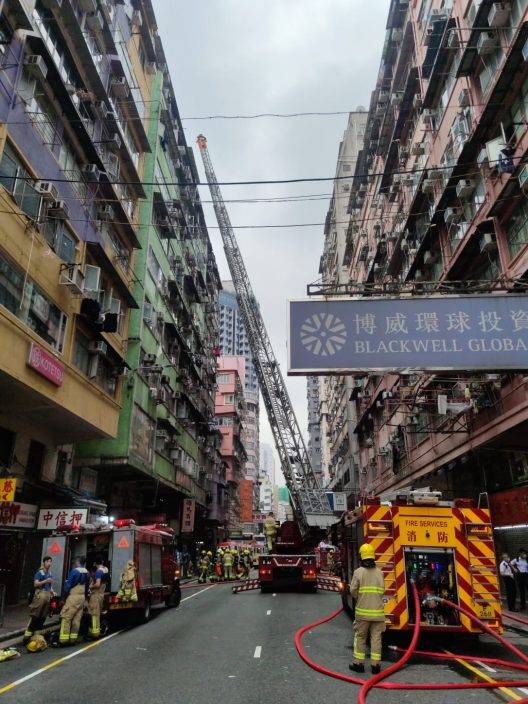 旺角花園街單位起火消防架雲梯撲救