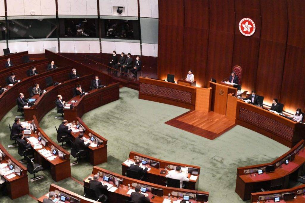 研放寬打疫苗市民北上 林鄭:巴士「蝕到入肉」不加價市民受影響