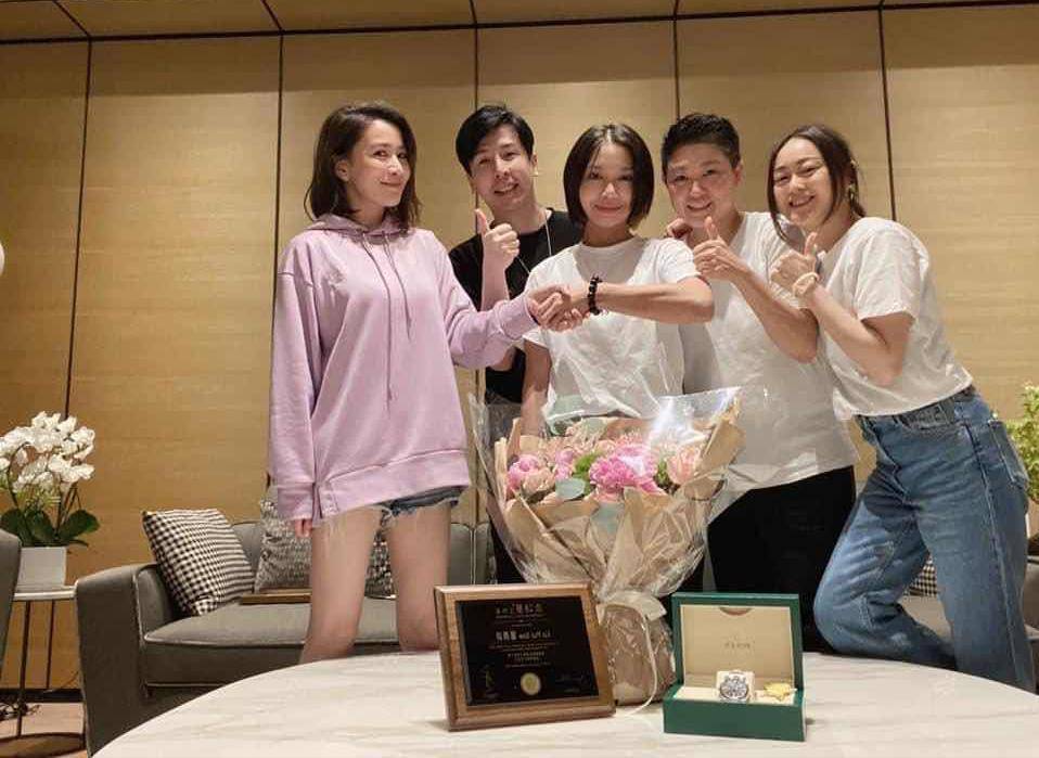 經理人同Fans夾計送生日大驚喜   佘詩曼收528枝玫瑰感動爆喊