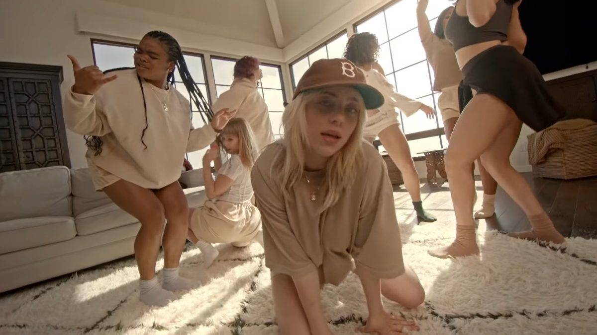 超低胸床上典嚟典去     Billie Eilish新歌MV瘋狂「倒奶」