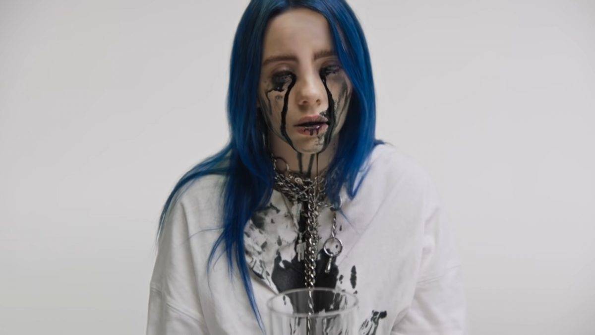 超低胸床上典嚟典去     Billie Eilish新歌MV瘋狂「倒奶」