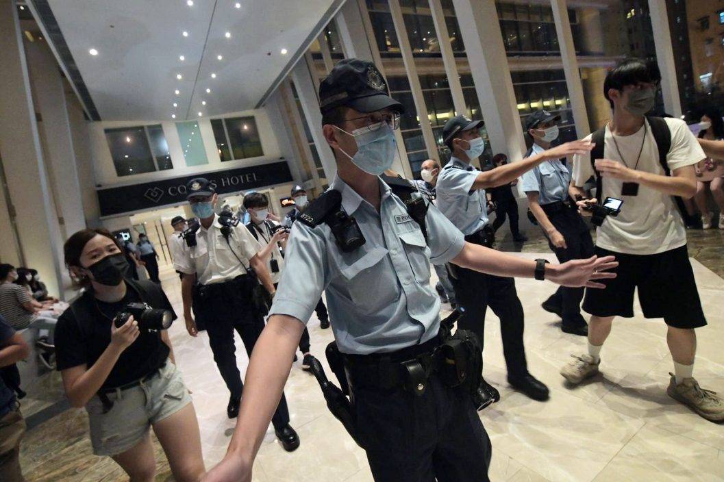 旺角有人群叫口號 警方進入朗豪坊商場拉起封鎖綫