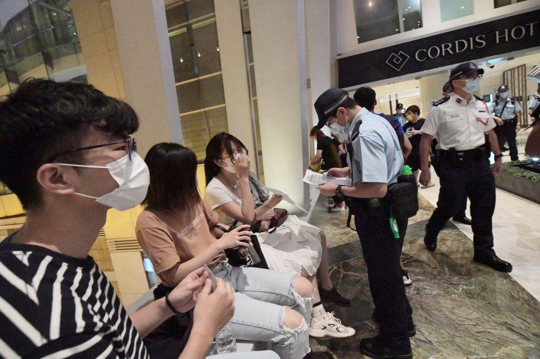 旺角有人群叫口號 警方進入朗豪坊商場拉起封鎖綫