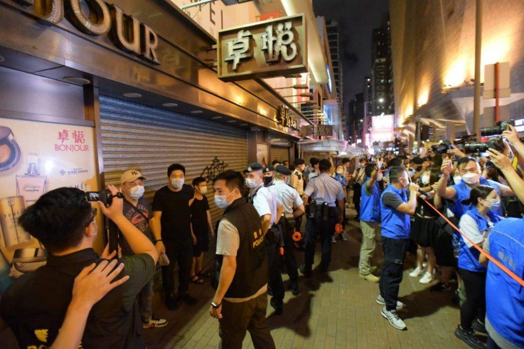 旺角有人群叫口號一男子被捕 警方入朗豪坊驅散指或違國安法