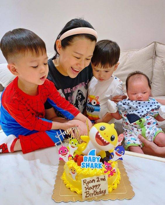 老公捩棄影全家福        胡杏兒視像慶祝孻仔出世百日　