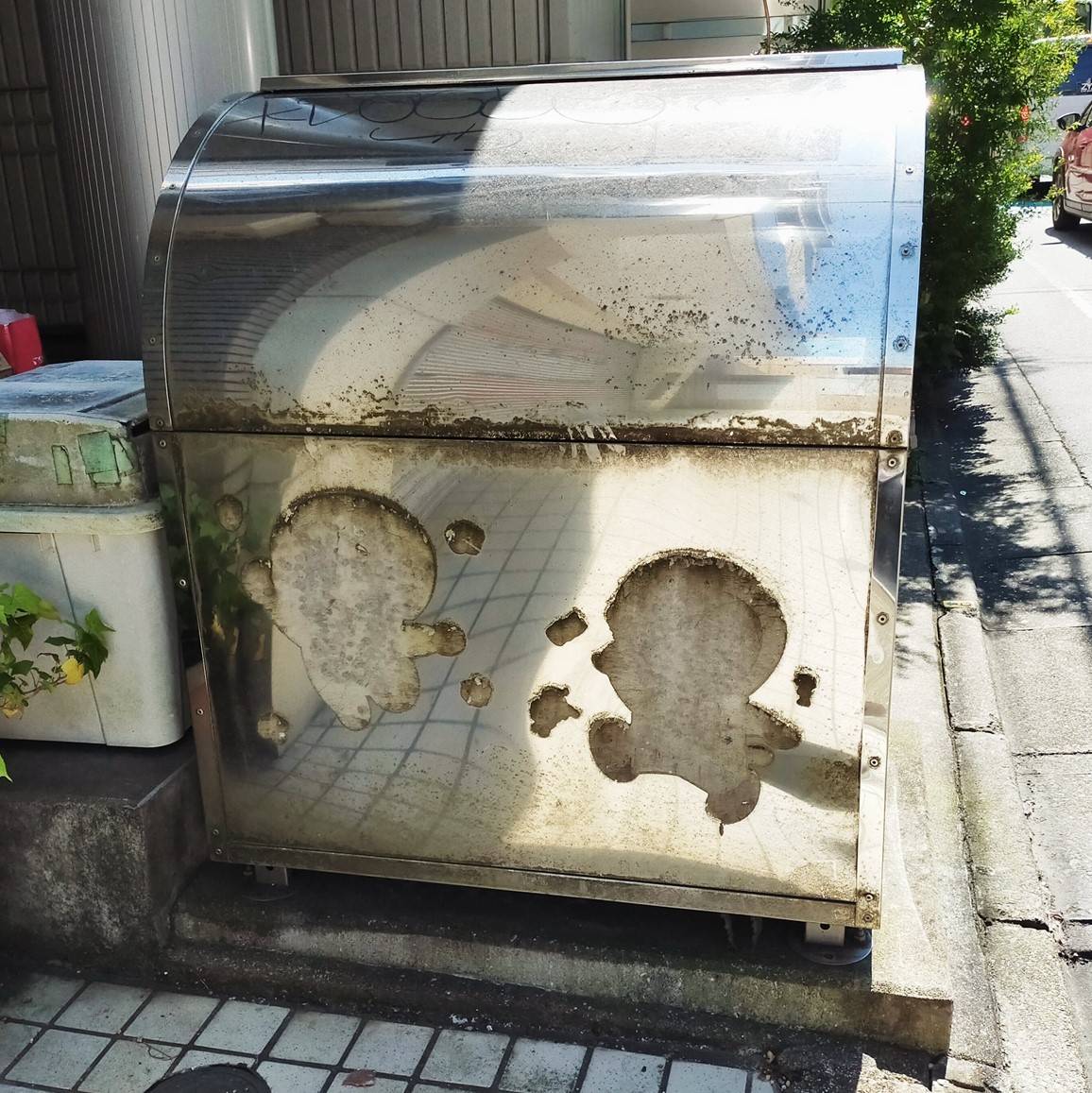 廢棄鐵箱現兩 哆啦a夢 造型凹洞網友笑 被廢棄處分 廢棄鐵箱現兩 哆啦a夢 造型凹洞網友笑 被廢棄處分