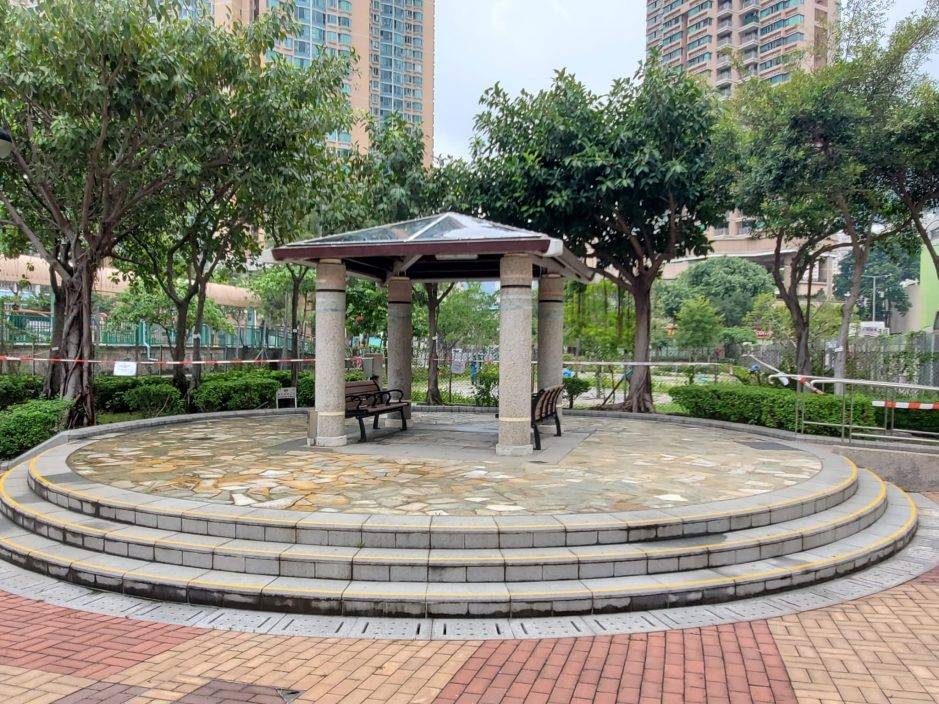 屯門命案|七旬死者頸中多刀深見骨 疑兇下手後割腕雨中跑步