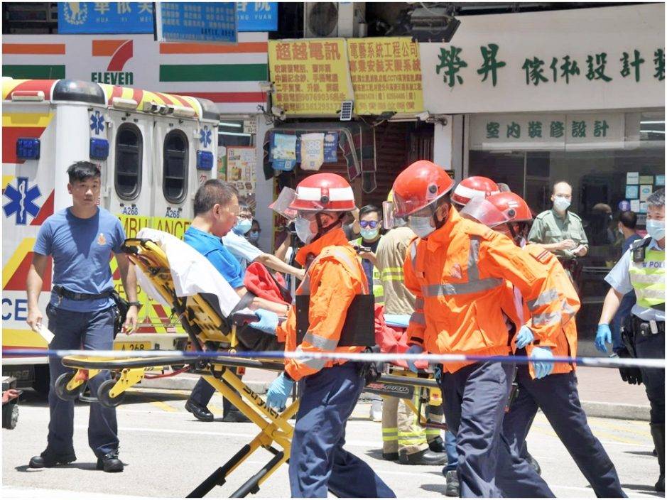 大埔的士剷安全島1死9傷司機被捕街坊合力抬車救出傷者