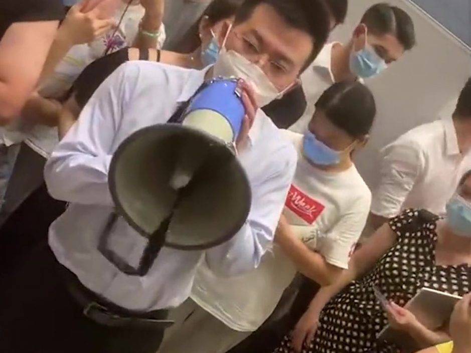 恒大財富疑爆煲 投資者上街示威圍堵總部:「還我血汗錢!」