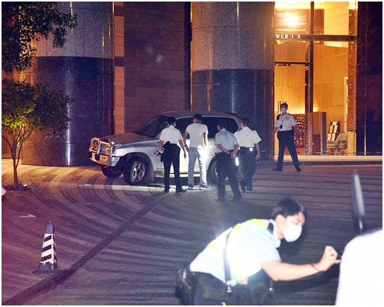 報失貨車荃灣逃捕撞警車 警拔槍拘2男1女
