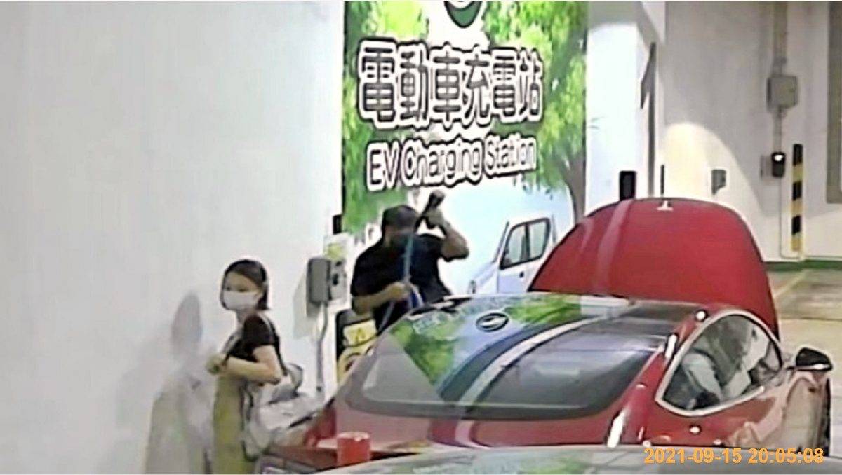 報道指Chickeeduck老闆周小龍與女下屬有「不尋常關係」