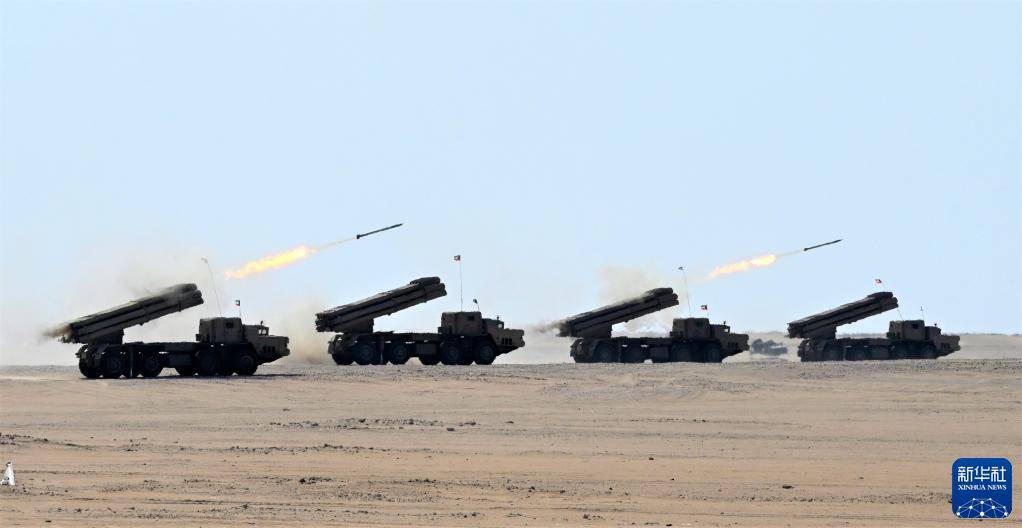 　11月18日，在科威特傑赫拉省，火箭炮參加「海灣射擊2021」聯合軍演。