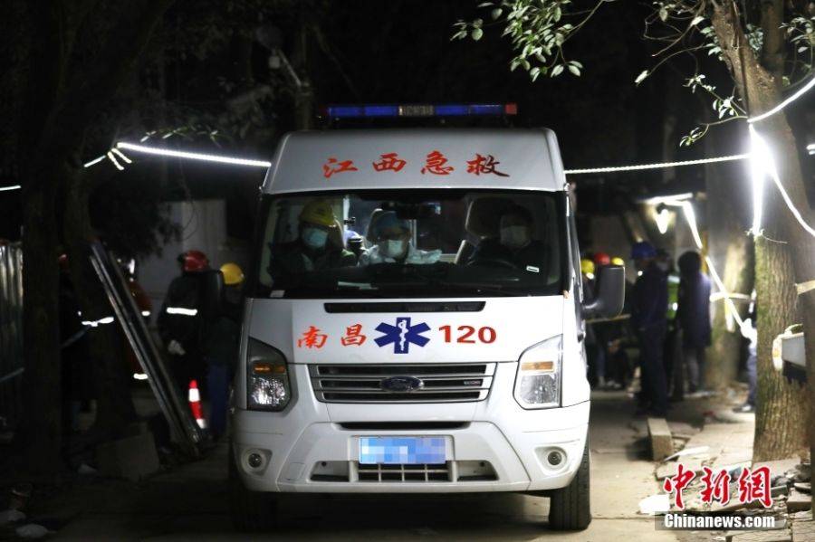 11月23日凌晨，江西贛江新區，坍塌事故現場待命的救護車輛。圖：中新社