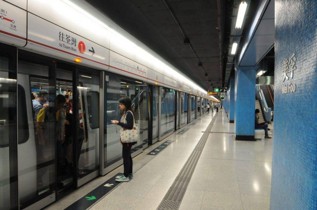 美孚站有乘客不適 荃灣綫列車服務一度受阻