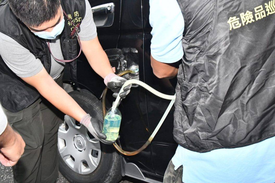 消防處昂船洲搗兩非法油站截獲兩男女扣留5車 消防處昂船洲搗兩非法油站截獲兩男女扣留5車
