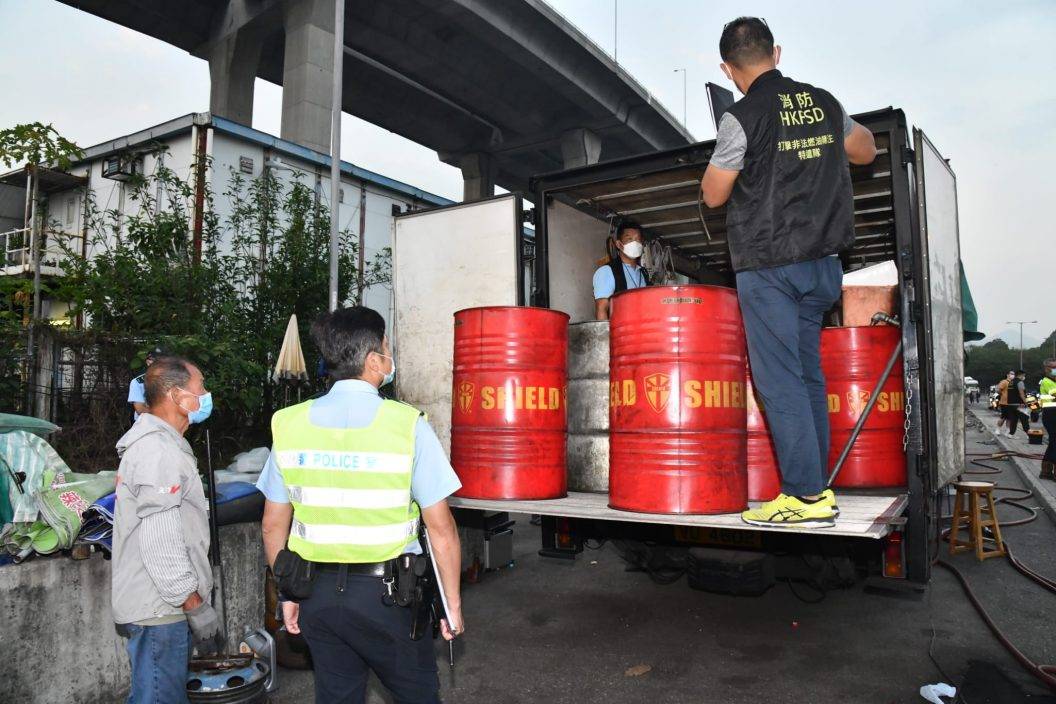 消防處昂船洲搗兩非法油站截獲兩男女扣留5車 消防處昂船洲搗兩非法油站截獲兩男女扣留5車