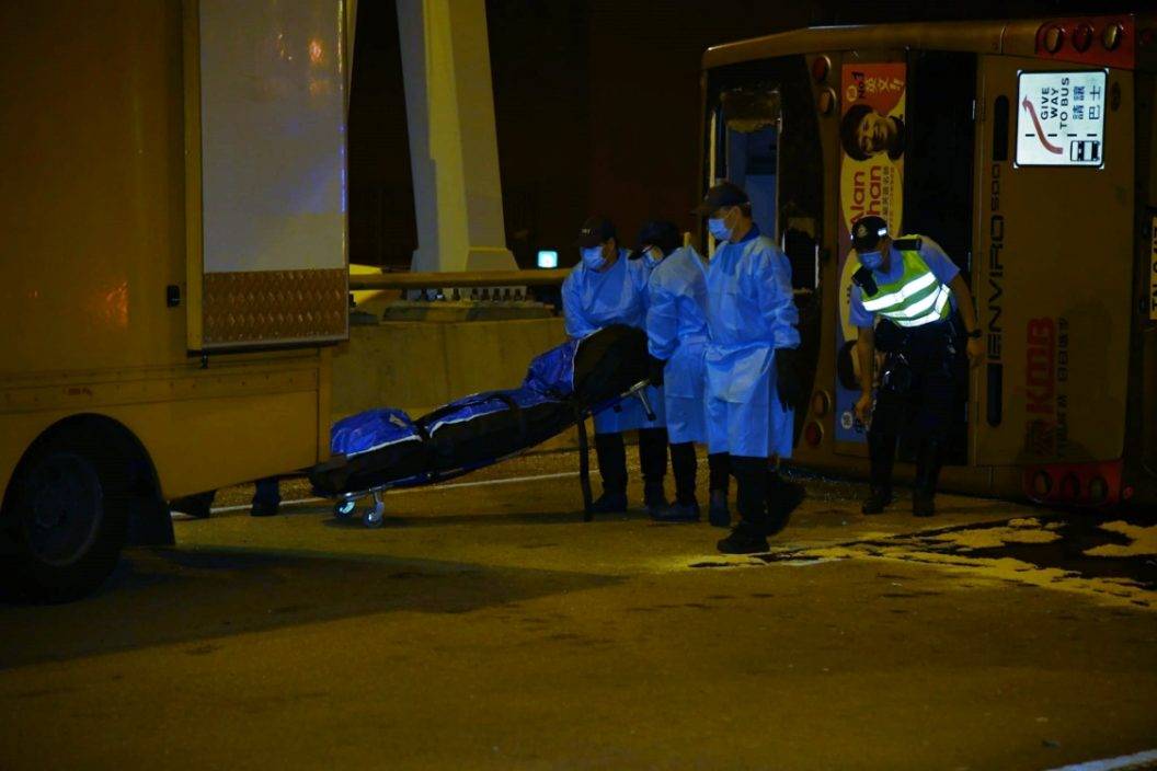大圍九巴翻側|疑深夜行錯路急扭軚撞壆釀1死11傷 車長涉危駕被捕