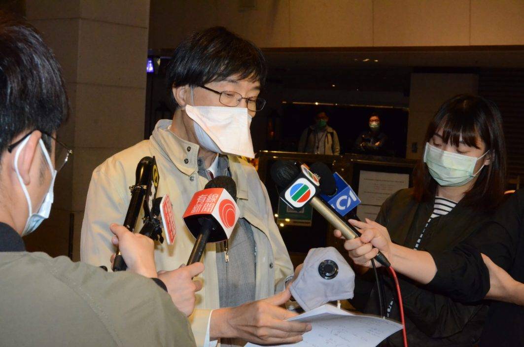 袁國勇促港人勿戴易播病毒氣閥口罩 邊境人員應要求旅客更換