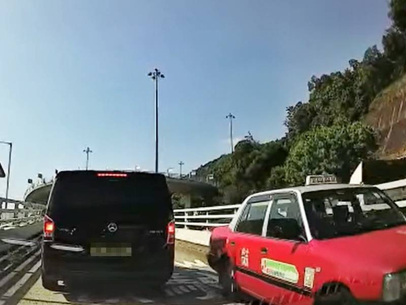 車Cam直擊｜呈祥道的士逆線行駛 險撞2車