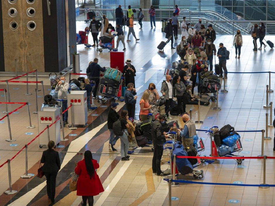 多國下入境禁令約翰內斯堡現人潮 荷蘭驚傳南非航班疑85人確診