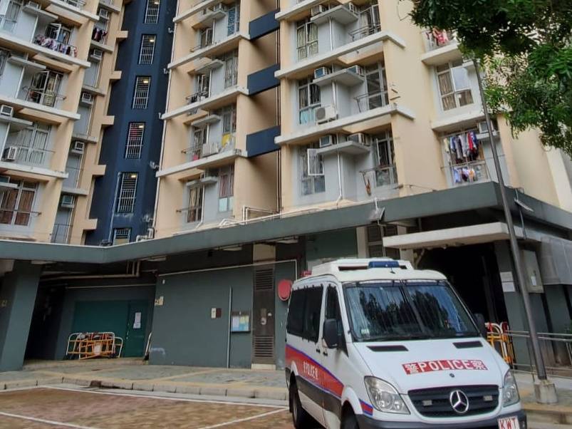 葵涌邨女子深夜遭搶手袋失20萬財物 3少年被捕警緝1同黨
