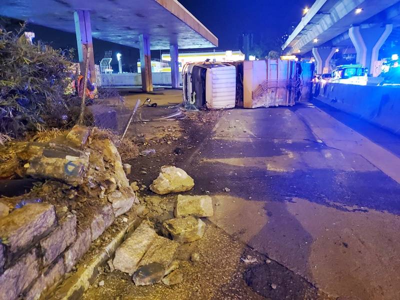 九龍灣垃圾車撞壆翻側 司機腰傷送院