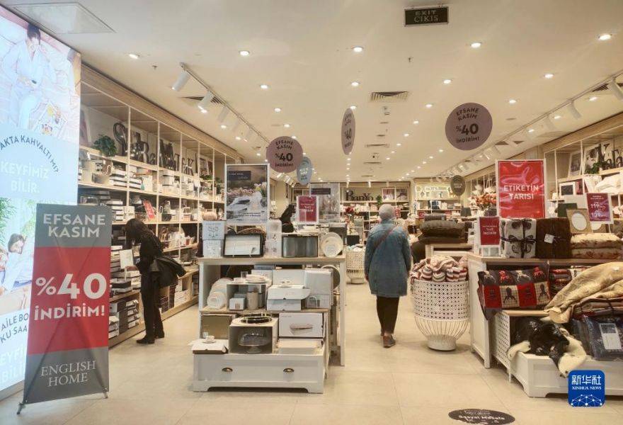 　11月28日，人們在土耳其伊斯坦布爾一家商場購物（手機拍攝）。新華社記者 沙達提 攝