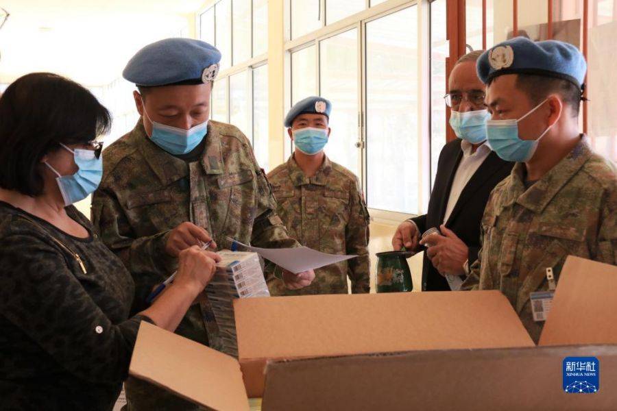 11月29日，在黎巴嫩奈拜提耶省伊比勒塞吉村，中國赴黎維和醫療分隊成員指導該村藥房工作人員用藥。
