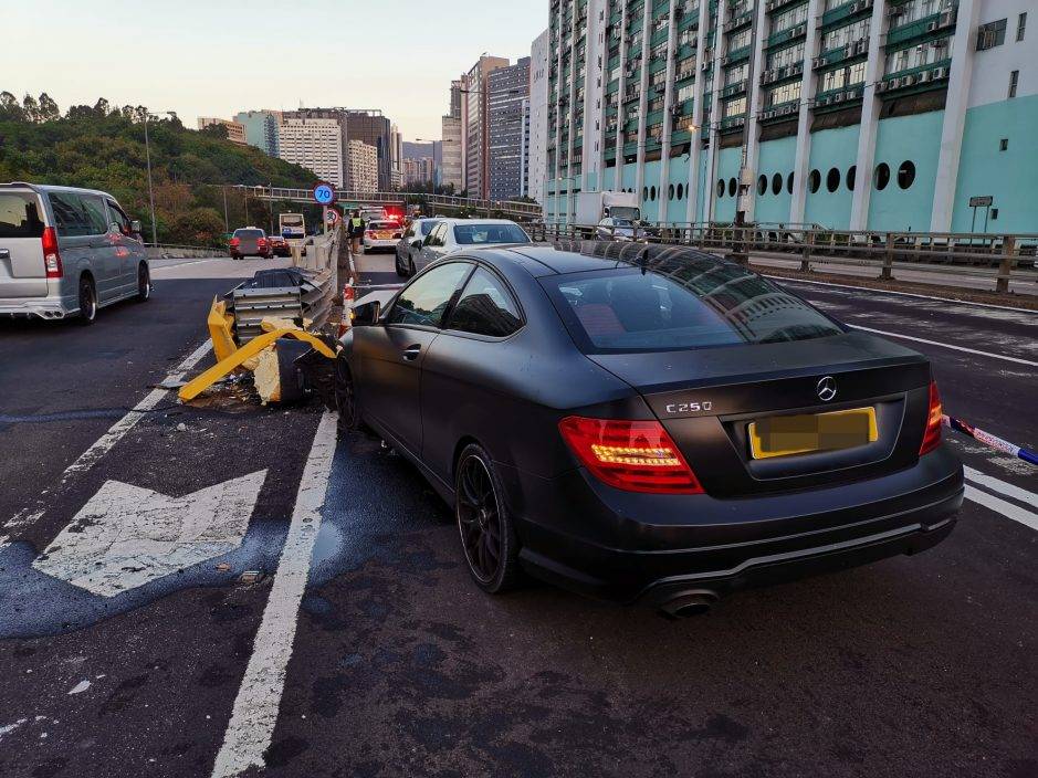 荃灣平治車撞壆司機失蹤 警揭行車證資料與車牌不符