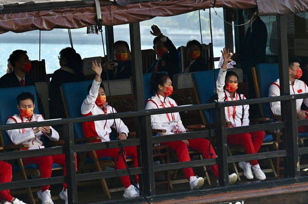 國家隊訪港｜健兒坐船遊維港雀躍拍照打卡 不忘向市民揮手