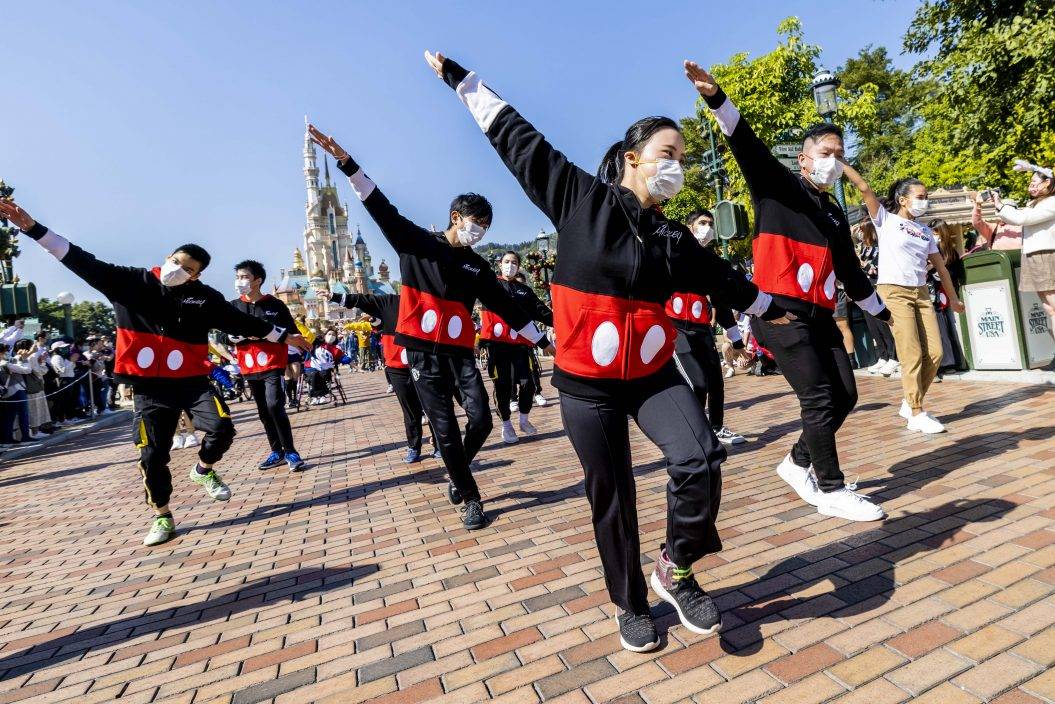 提倡多元共融平等 香港迪士尼樂園首舉行傷健共融巡遊舞蹈表演