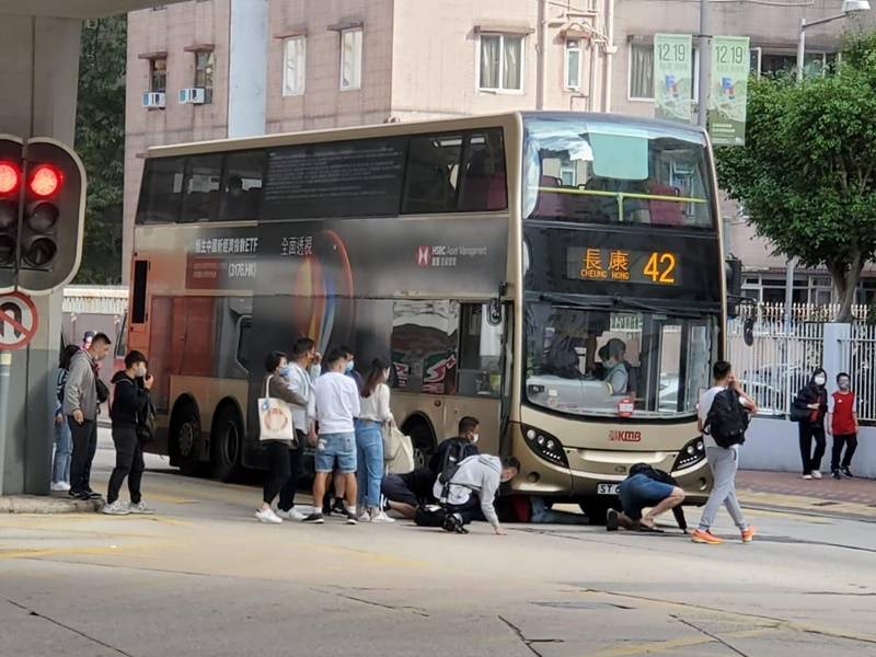 婦人九龍城過馬路捱巴士撞捲入車底 熱心途人蹲身安撫情緒