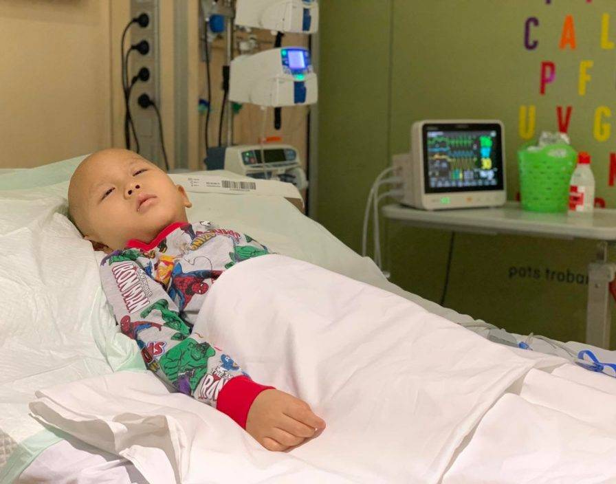 4歲Sheldon進行首輪治療 媽媽：絕不能停下來讓癌細胞傷害小戰士
