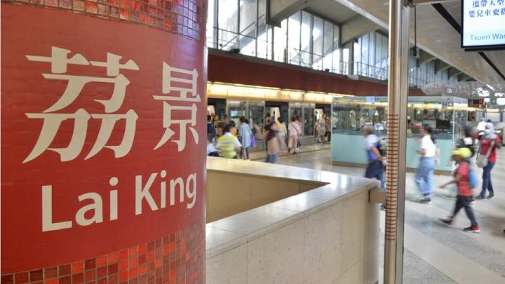 荃灣綫荔景站列車一度故障 大批乘客滯月台 現陸續恢復正常