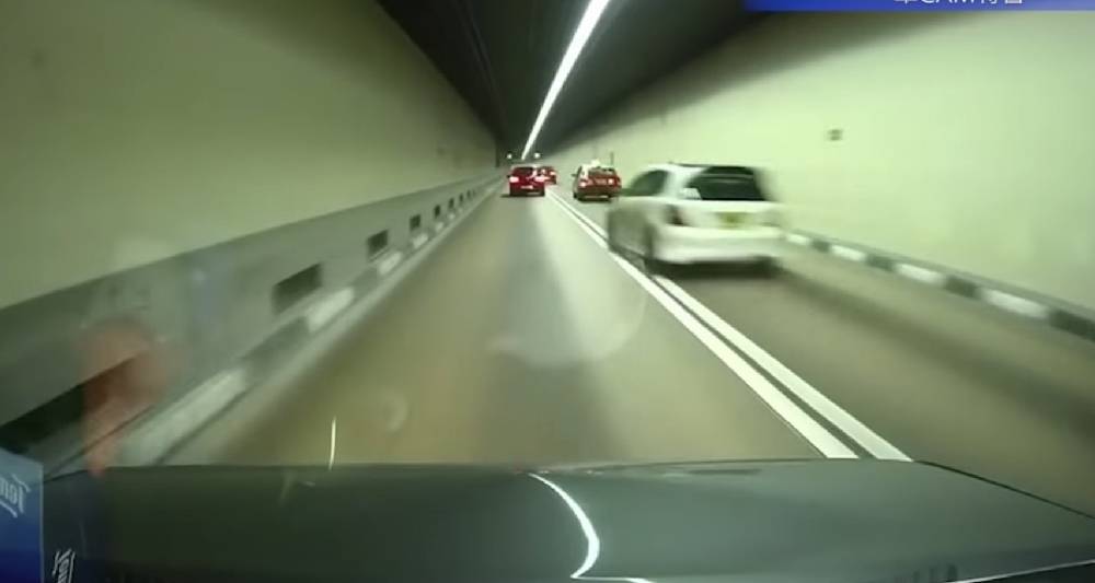 車CAM直擊｜9車啟德隧道內越雙白線狂飆 越過的士再飆回右線場面驚險