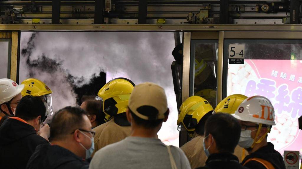 港鐵油塘站月台幕門設備故障致冒煙 收車後會再檢查
