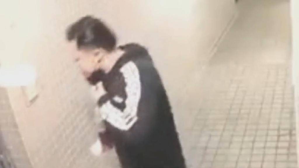 第5波疫情｜警方拘一名男子疑葵涌邨走廊用口向單位大門噴水
