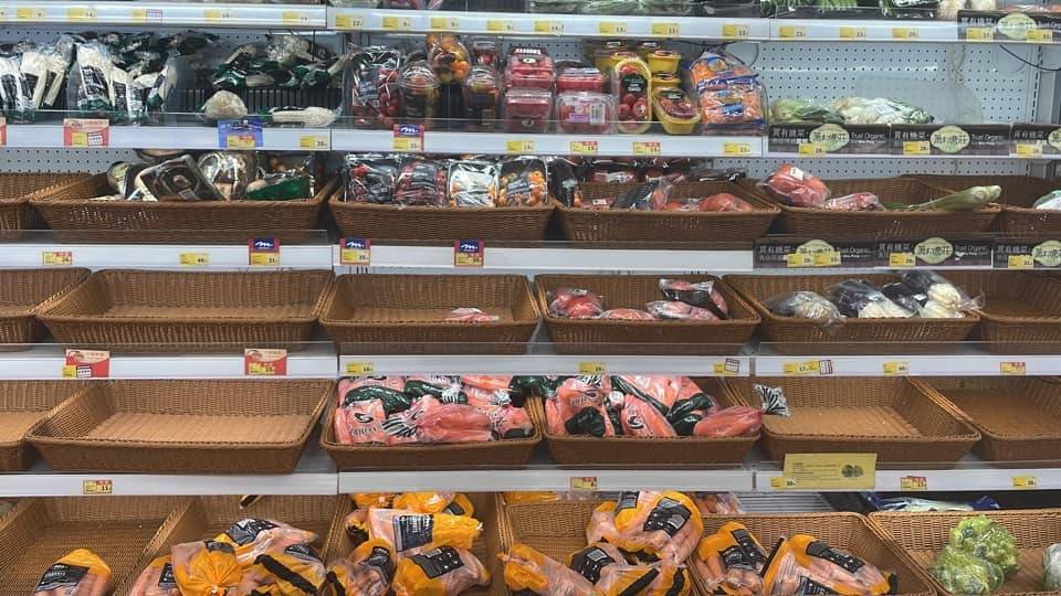 第5波疫情｜超市菜架被「洗劫」 家庭主婦憂無菜食寧捱貴價囤菜