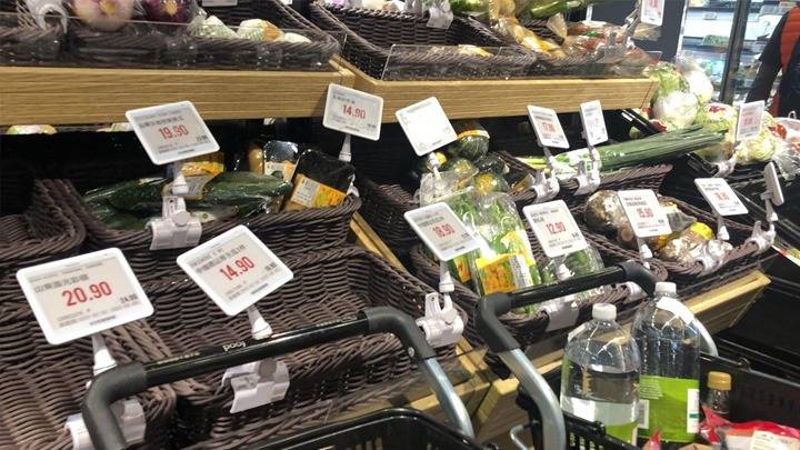 第5波疫情|超市菜架被「洗劫」 家庭主婦憂無菜食寧捱貴價囤菜