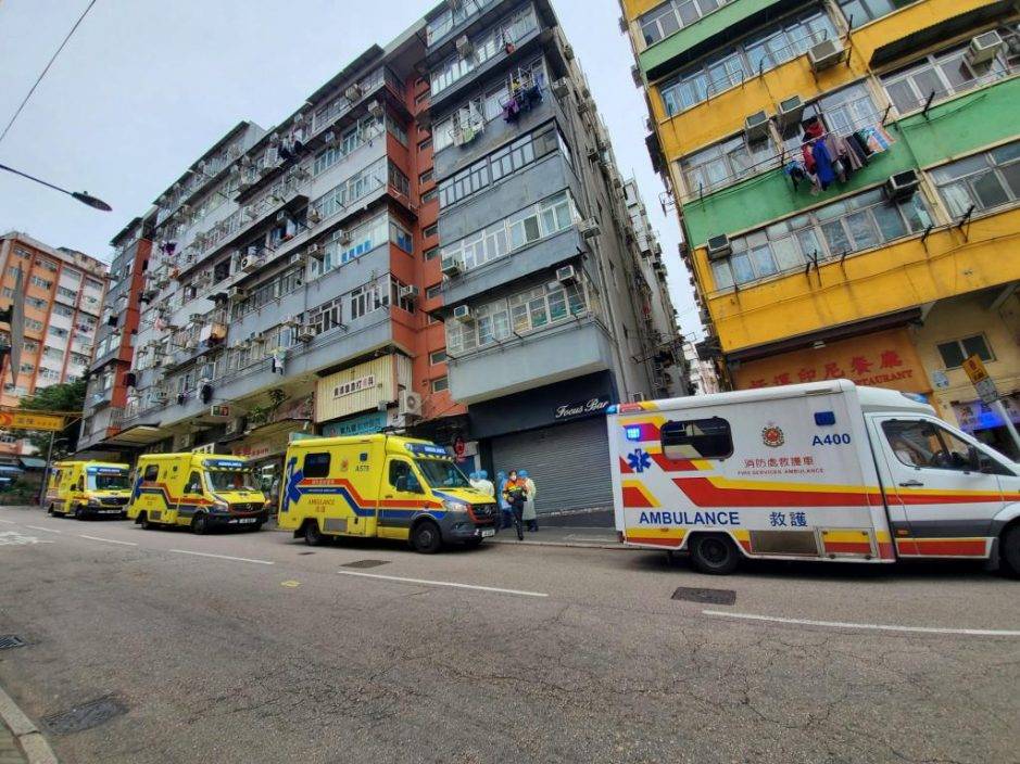 觀塘康寧大廈逾10人報稱發燒不適 由救護車送院