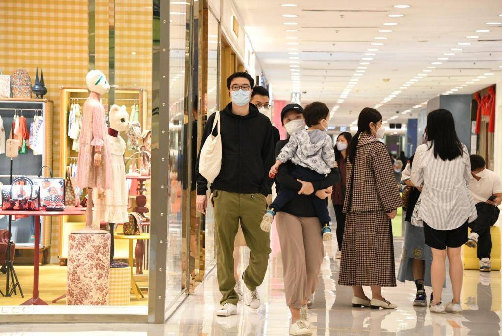 確診數字回落市民趁周末親近大自然商場食肆人流重現