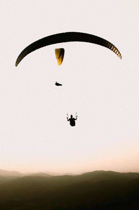 滑翔傘「空襲」西貢農莊 踩爛農作物險壓傷人 苦主：一日幾十架降落