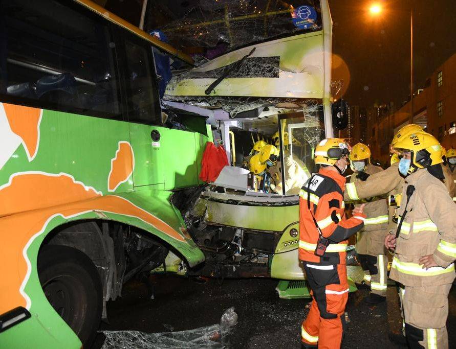 長沙灣2輛巴士相撞 新巴車長被困1.5小時 昏迷送院不治