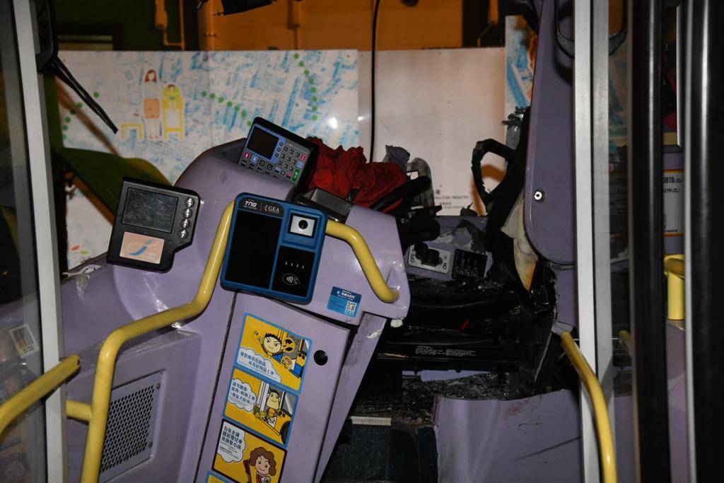 巴士撼旅巴｜43歲新巴車長重創殉職 駕駛倉撞至變形