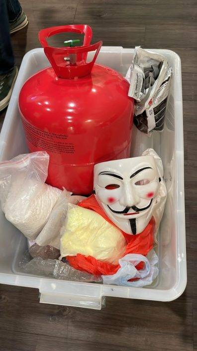 警方拘3人涉煽惑襲擊官員警察及警總 破公屋實驗室檢炸彈原料