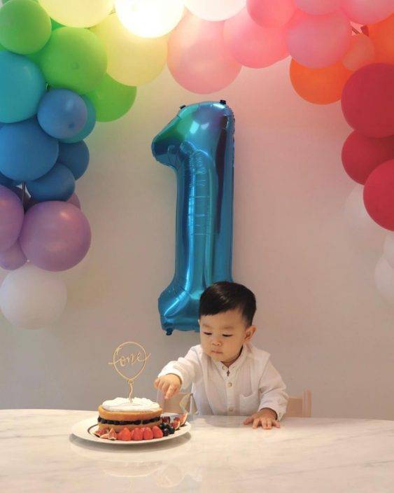 薛家燕孫仔1歲生日     Julian拍手為自己慶祝